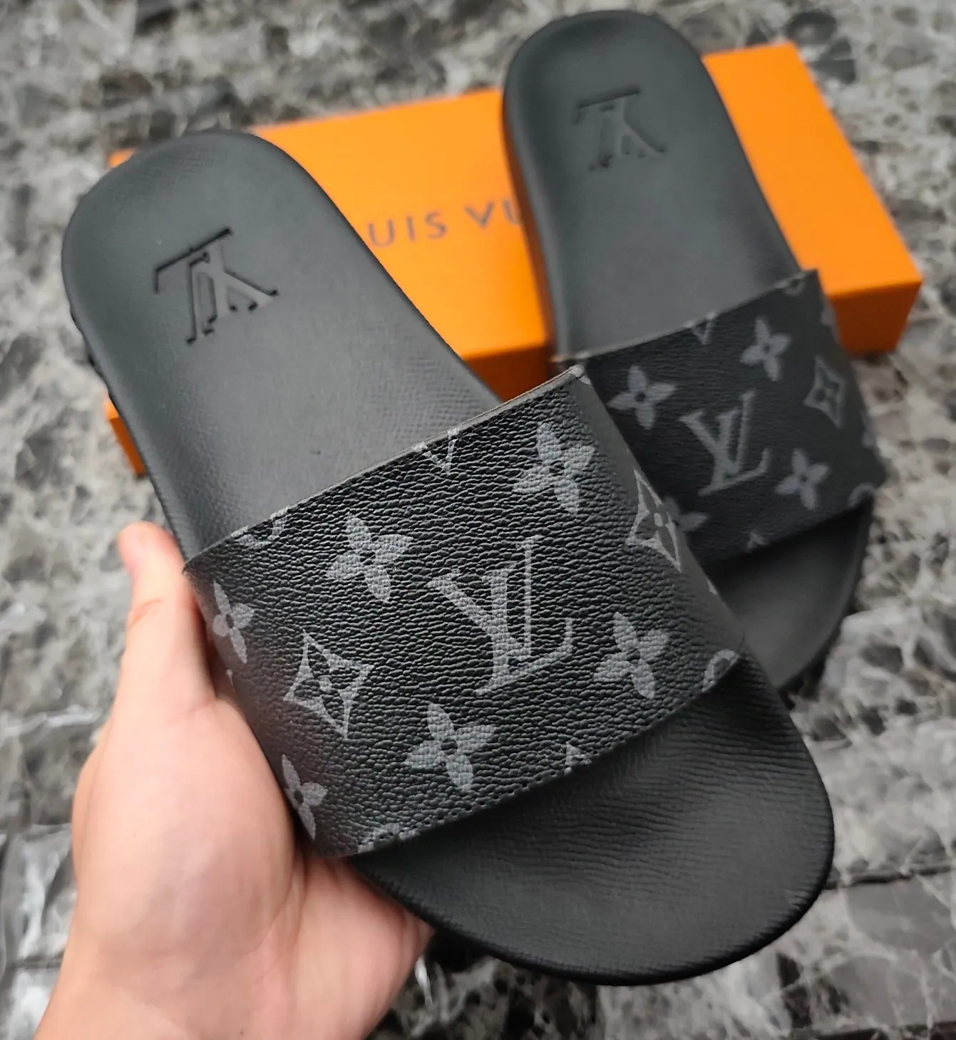 👟👟Ex-factory price 260👟👟 (available all year round), same style for men and women, size 35--48. Couple style🎗Louis Vuitton "LV" slippers, a much-anticipated one, so beautiful that it will melt your hearts❤! It is simply a masterpiece of extraordinary craftsmanship. It is a must-have for everyone. It is made by open mold. It feels Q-bounce and super soft on the feet. It is super delicate on the feet. It is an exclusive model. There are many layouts, so there is always one you like🎉🎉